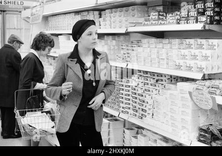 Tesco Supermarket Store, Londra, 9th maggio 1977. Tesco Supermarket Chain ha deciso di smettere di dare bollini Green Shield Trading ai clienti. Green Shield Francobolli è un programma di promozione delle vendite britannico che premia gli acquirenti con francobolli che potrebbero essere riscattati, e utilizzati per acquistare regali da un catalogo o da qualsiasi rivenditore affiliato o centro regalo. Foto Stock