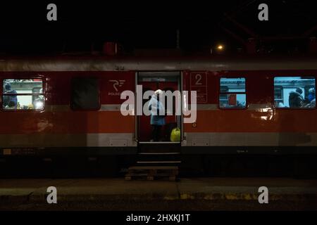 10 marzo 2022, Polonia, Medyka: Un rifugiato dall'Ucraina si trova su un treno per Przemysl. Le truppe russe invasero l'Ucraina il 24 febbraio. Foto: Sebastian Gollnow/dpa Foto Stock