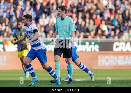 ZWOLLE, PAESI BASSI - MARZO 13: Arbitro Martin van den Kerkhof durante la partita olandese Eredivie tra PEC Zwolle e Feyenoord al Mac3Park Stadion il 13 Marzo 2022 a Zwolle, Paesi Bassi (Foto di Peter Lous/Orange Pictures) Foto Stock