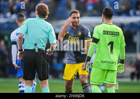 Zwolle, Paesi Bassi. 13th Mar 2022. Zwolle - Cyriel Desser di Feyenoord, PEC Zwolle custode Kostas Lamprou durante la partita tra PEC Zwolle contro Feyenoord a MAC3PARK Stadion il 13 marzo 2022 a Zwolle, Paesi Bassi. Credit: Box to box pictures/Alamy Live News Foto Stock