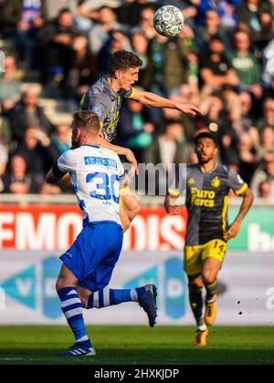 Zwolle, Paesi Bassi. 13th Mar 2022. Zwolle - Maikel van der Werff di Pec Zwolle, Guus Til di Feyenoord durante la partita tra PEC Zwolle e Feyenoord a MAC3PARK Stadion il 13 marzo 2022 a Zwolle, Paesi Bassi. Credit: Box to box pictures/Alamy Live News Foto Stock