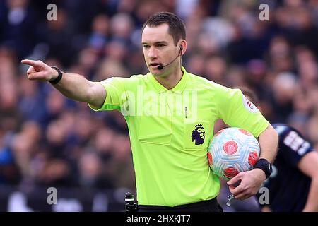 Londra, Regno Unito. 13th Mar 2022. L'arbitro ha gardato Gillett in azione durante il gioco. Premier League Match, West Ham Utd contro Aston Villa al London Stadium, Queen Elizabeth Olympic Park a Londra domenica 13th marzo 2022. Questa immagine può essere utilizzata solo a scopo editoriale. Solo per uso editoriale, licenza richiesta per uso commerciale. Nessun uso in scommesse, giochi o un singolo club/campionato/player pubblicazioni. pic di Steffan Bowen/Andrew Orchard sport fotografia/Alamy Live news credito: Andrew Orchard sport fotografia/Alamy Live News Foto Stock