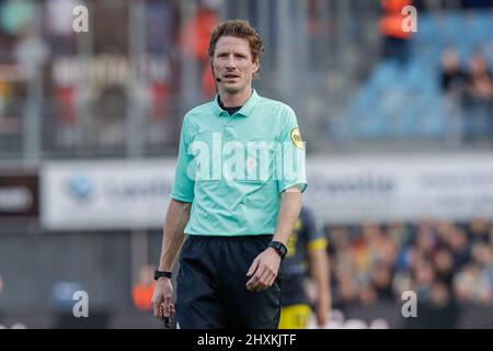 ZWOLLE, PAESI BASSI - MARZO 13: Arbitro Martin van den Kerkhof durante la partita olandese Eredivie tra PEC Zwolle e Feyenoord al Mac3Park Stadion il 13 Marzo 2022 a Zwolle, Paesi Bassi (Foto di Peter Lous/Orange Pictures) Foto Stock