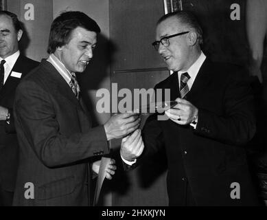 Il fotografo di Middlesbrough Wilfred Thompson è andato al Museo Nazionale dell'Esercito di Chelsea dove ha ricevuto il primo premio in un concorso fotografico dal Sottosegretario dell'Esercito, Robert Brown. 27th marzo 1976. Foto Stock