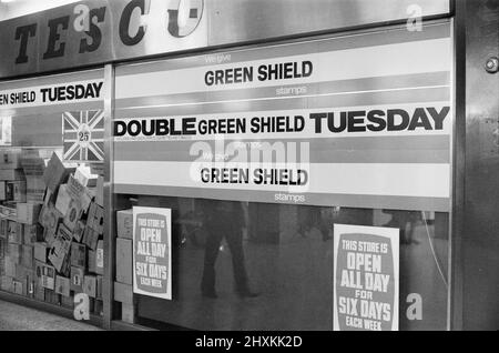 Tesco Supermarket Store, Londra, 9th maggio 1977. Tesco Supermarket Chain ha deciso di smettere di dare bollini Green Shield Trading ai clienti. Green Shield Francobolli è un programma di promozione delle vendite britannico che premia gli acquirenti con francobolli che potrebbero essere riscattati, e utilizzati per acquistare regali da un catalogo o da qualsiasi rivenditore affiliato o centro regalo. Foto Stock