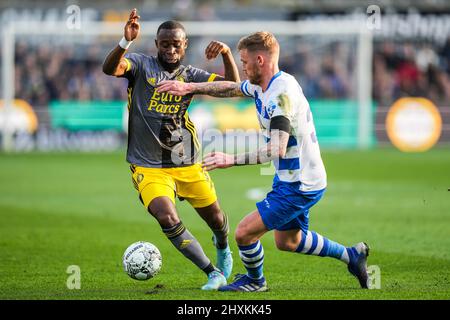 Zwolle, Paesi Bassi. 13th Mar 2022. Zwolle - Lutsharel Geertruida di Feyenoord, Maikel van der Werff di Pec Zwolle durante la partita tra PEC Zwolle e Feyenoord a MAC3PARK Stadion il 13 marzo 2022 a Zwolle, Paesi Bassi. Credit: Box to box pictures/Alamy Live News Foto Stock