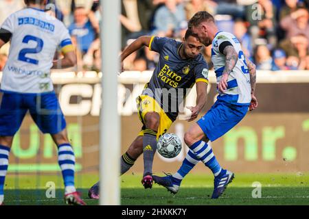 Zwolle, Paesi Bassi. 13th Mar 2022. Zwolle - Cyriel Dessers di Feyenoord, Maikel van der Werff di Pec Zwolle durante la partita tra PEC Zwolle e Feyenoord a MAC3PARK Stadion il 13 marzo 2022 a Zwolle, Paesi Bassi. Credit: Box to box pictures/Alamy Live News Foto Stock