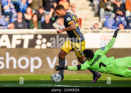 Zwolle, Paesi Bassi. 13th Mar 2022. Zwolle - Cyriel Desser di Feyenoord, PEC Zwolle custode Kostas Lamprou durante la partita tra PEC Zwolle contro Feyenoord a MAC3PARK Stadion il 13 marzo 2022 a Zwolle, Paesi Bassi. Credit: Box to box pictures/Alamy Live News Foto Stock