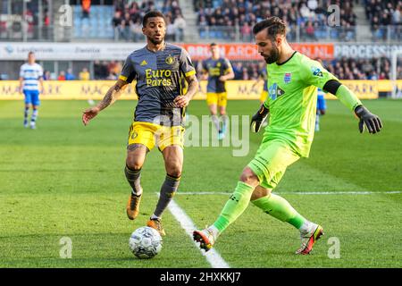 Zwolle, Paesi Bassi. 13th Mar 2022. Zwolle - Reiss Nelson di Feyenoord, custode del PEC Zwolle Kostas Lamprou durante la partita tra PEC Zwolle e Feyenoord al MAC3PARK Stadion il 13 marzo 2022 a Zwolle, Paesi Bassi. Credit: Box to box pictures/Alamy Live News Foto Stock