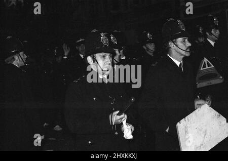 Polizia che si occupa dei disordini di Notting Hill. 30th agosto 1976. Foto Stock