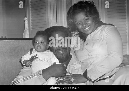 Barry White (cantante) è arrivato a Londra per una serie di sei concerti con la moglie Glodean e la figlia Shaheiah Love White, di due mesi. Foto scattata il 14th marzo 1977 Foto Stock