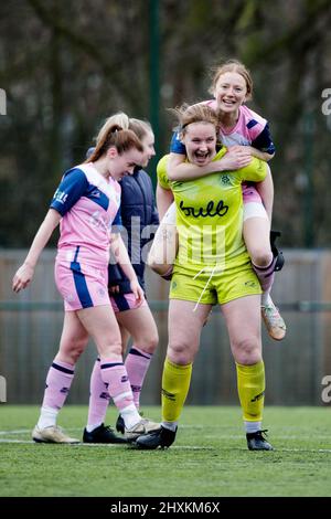 Londra, Regno Unito. 13th Mar 2022. Ceylon Hickman (13 Amleto di Dulwich) e il portiere Rebecca Sargent (1 Amleto di Dulwich) celebrano la vittoria della prima partita delle donne regionali di Londra e del Sud-Est tra Lionesses di Millwall e Amleto di Dulwich al St Pauls Sports Ground di Londra, Inghilterra. Liam Asman/SPP Credit: SPP Sport Press Photo. /Alamy Live News Foto Stock