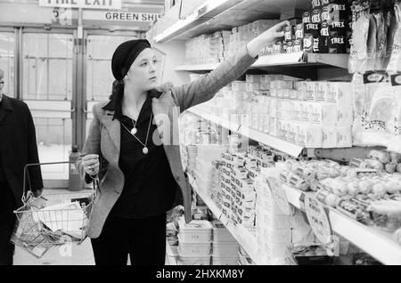 Tesco Supermarket Store, Londra, 9th maggio 1977. Tesco Supermarket Chain ha deciso di smettere di dare bollini Green Shield Trading ai clienti. Green Shield Francobolli è un programma di promozione delle vendite britannico che premia gli acquirenti con francobolli che potrebbero essere riscattati, e utilizzati per acquistare regali da un catalogo o da qualsiasi rivenditore affiliato o centro regalo. Foto Stock