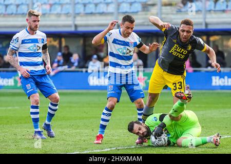 Zwolle - Maikel van der Werff di Pec Zwolle, Bram van Polen di PEC Zwolle, Cyriel Desser di Feyenoord, PEC Zwolle custode Kostas Lamprou durante la partita tra PEC Zwolle contro Feyenoord al MAC3PARK Stadion il 13 marzo 2022 a Zwolle, Paesi Bassi. (Da Box a Box Pictures/Yannick Verhoeven) Foto Stock