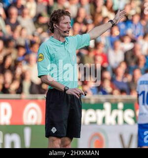 ZWOLLE, PAESI BASSI - MARZO 13: Arbitro Martin van den Kerkhof durante la partita olandese Eredivie tra PEC Zwolle e Feyenoord al Mac3Park Stadion il 13 Marzo 2022 a Zwolle, Paesi Bassi (Foto di Peter Lous/Orange Pictures) Foto Stock