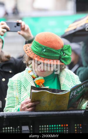 Londra, Regno Unito, 13th marzo 2022. I festeggiamenti del giorno dei Patricks e di Trafalgar Square sono ritornati dopo 2 anni di cancellazione a causa di Covid. Il tempo miserabile non ha smorzato gli spiriti. Credit : Monica Wells/Alamy Live News Foto Stock