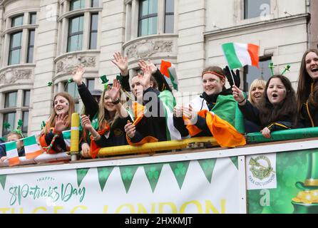 Londra, Regno Unito, 13th marzo 2022. I festeggiamenti del giorno dei Patricks e di Trafalgar Square sono ritornati dopo 2 anni di cancellazione a causa di Covid. Il tempo miserabile non ha smorzato gli spiriti. Credit : Monica Wells/Alamy Live News Foto Stock