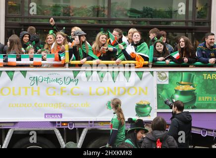 Londra, Regno Unito, 13th marzo 2022. I festeggiamenti del giorno dei Patricks e di Trafalgar Square sono ritornati dopo 2 anni di cancellazione a causa di Covid. Il tempo miserabile non ha smorzato gli spiriti. Credit : Monica Wells/Alamy Live News Foto Stock