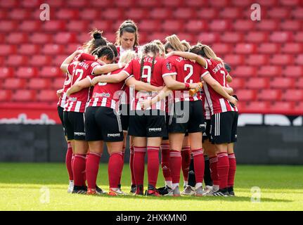 Sheffield, Regno Unito. 13th Mar 2022. Post match huddle durante la partita fa Women's Championship a Bramall Lane, Sheffield. Il credito d'immagine dovrebbe leggere: Andrew Yates/Sportimage Credit: Sportimage/Alamy Live News Foto Stock