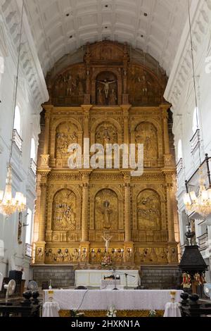 L'altare maggiore con i suoi reredos dorati raffiguranti scene della vita di Santa Caterina d'Alessandria e del suo martirio alla Cattedrale se, Old Goa Foto Stock