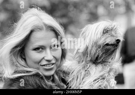 Dagmar Winkler, Miss Germania, Miss World Contestant, Photo-Call al Britannia Hotel, Grosvenor Square, Londra, 30th ottobre 1977. Raffigurato con yorkshire terrier cane di nome Robbie, di proprietà di 11 anni Silvia Pearson, che lo stava camminando nella piazza. Foto Stock