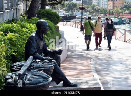 (220314) -- HONG KONG, 14 marzo 2022 (Xinhua) -- le persone che indossano maschere camminano su un sentiero nel sud della Cina di Hong Kong, 13 marzo 2022. Domenica, Hong Kong ha registrato 13.335 nuovi casi COVID-19 mediante test sugli acidi nucleici, e 19.095 ulteriori casi positivi attraverso test antigenici rapidi auto-riportati, dati ufficiali hanno mostrato. (Xinhua/lo Ping Fai) Foto Stock