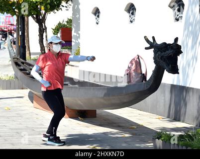 (220314) -- HONG KONG, 14 marzo 2022 (Xinhua) -- Un cittadino che indossa una maschera facciale esercita nell'Hong Kong della Cina del sud, 13 marzo 2022. Domenica, Hong Kong ha registrato 13.335 nuovi casi COVID-19 mediante test sugli acidi nucleici, e 19.095 ulteriori casi positivi attraverso test antigenici rapidi auto-riportati, dati ufficiali hanno mostrato. (Xinhua/lo Ping Fai) Foto Stock