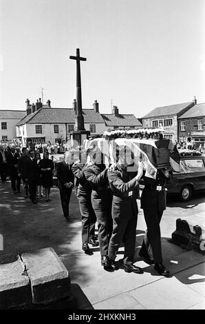 Il funerale del privato Richard Turnbull, da Guisborough. Richard è stato ucciso il 29th giugno 1977 mentre serviva con il Battaglione del 3rd, fanteria leggera in Irlanda del Nord. Il funerale si tenne a Guisborough. 6th luglio 1977 Foto Stock