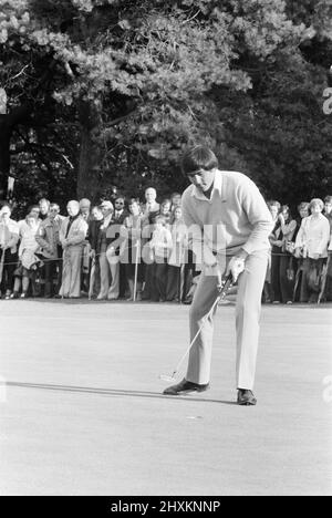 1977 Colgate World Match Play Championship, Wentworth Club, Virginia Water, 7th ottobre 1977. Una giovane Seve Ballesteros, di 20 anni. Foto Stock