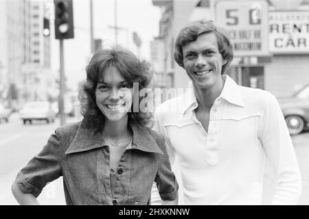 Karen e Richard Carpenter, i falegnami, raffigurati a Hollywood, Los Angeles, California, USA.Here sono fuori dal Chinese Theatre, Graumans, a Hollywood. Foto scattata il 19th luglio 1976 Foto Stock