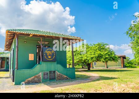 YALA NATIONAL PARK, SRI LANKA - DICEMBRE 26. 2021: Edificio con un cartello all'ingresso del Parco Nazionale di Yala in Sri Lanka Foto Stock