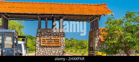 YALA NATIONAL PARK, SRI LANKA - DICEMBRE 26. 2021: Porta d'ingresso del Parco Nazionale dello Yala in Sri Lanka Foto Stock