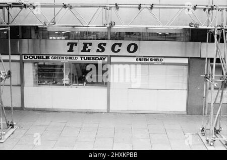 Tesco Supermarket Store, Londra, 9th maggio 1977. Tesco Supermarket Chain ha deciso di smettere di dare bollini Green Shield Trading ai clienti. Green Shield Francobolli è un programma di promozione delle vendite britannico che premia gli acquirenti con francobolli che potrebbero essere riscattati, e utilizzati per acquistare regali da un catalogo o da qualsiasi rivenditore affiliato o centro regalo. Foto Stock