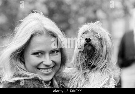 Dagmar Winkler, Miss Germania, Miss World Contestant, Photo-Call al Britannia Hotel, Grosvenor Square, Londra, 30th ottobre 1977. Raffigurato con yorkshire terrier cane di nome Robbie, di proprietà di 11 anni Silvia Pearson, che lo stava camminando nella piazza. Foto Stock