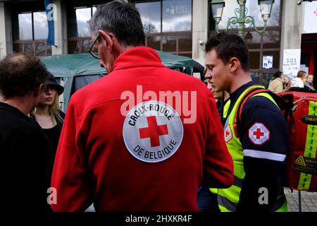 Bruxelles, Belgio. 13th Mar 2022. Membri della Croce Rossa fuori da un ufficio immigrazione a Bruxelles, Belgio, il 13 marzo 2022. Credit: ALEXANDROS MICHAILIDIS/Alamy Live News Foto Stock