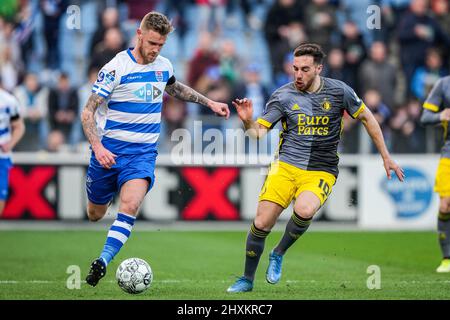 Zwolle - Maikel van der Werff di Pec Zwolle, Orkun Kokcu di Feyenoord durante la partita tra PEC Zwolle e Feyenoord a MAC3PARK Stadion il 13 marzo 2022 a Zwolle, Paesi Bassi. (Da Box a Box Pictures/Tom Bode) Foto Stock