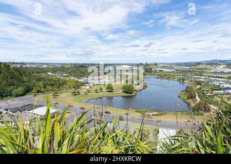 Vista sul Lago Taurikura e l'area circostante nel quartiere residenziale suburbano di Tauranga, Nuova Zelanda. Foto Stock