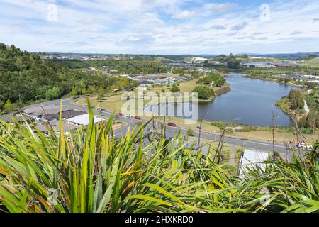 Vista sul Lago Taurikura e l'area circostante nel quartiere residenziale suburbano di Tauranga, Nuova Zelanda. Foto Stock