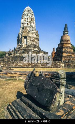 Il punto di riferimento Prang (tempio-torre) del tempio Wat Phra si Sanphet in Ayutthaya. L'ex capitale del Siam fu conquistata da un esercito birmano nel 1767 e successivamente saccheggiata e parzialmente distrutta. C'è ancora un senso dell'antico splendore del grande tempio. Foto Stock