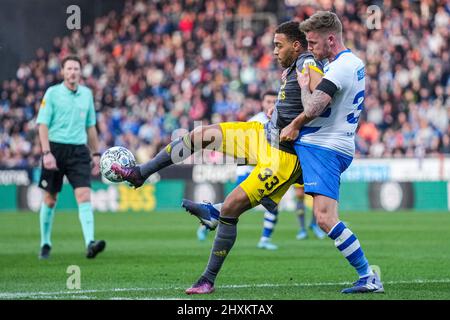 Zwolle - Cyriel Dessers di Feyenoord, Maikel van der Werff di Pec Zwolle durante la partita tra PEC Zwolle e Feyenoord a MAC3PARK Stadion il 13 marzo 2022 a Zwolle, Paesi Bassi. (Da Box a Box Pictures/Tom Bode) Foto Stock