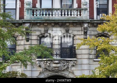 Elegante edificio storico di New York circondato da alberi Foto Stock