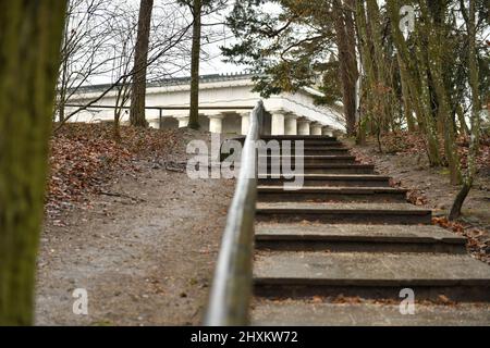 Gedenkstätte Walhalla in Bayern mit Marmorbüsten bdeutender deutscher Persönlichkeiten - Walhalla memoriale in Baviera con busti di marmo di importante Foto Stock