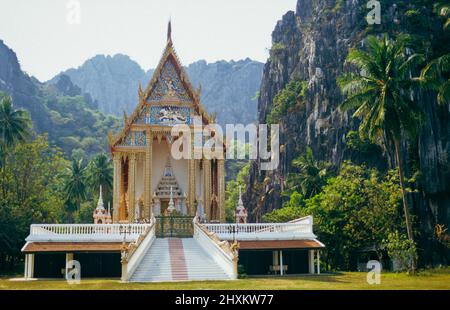 Il tempio buddista Wat Khao Daeng del Parco Nazionale di Khao Sam Roi Yot attinge la sua aria mistica dalla sua posizione spettacolare tra montagne ripide. Foto Stock