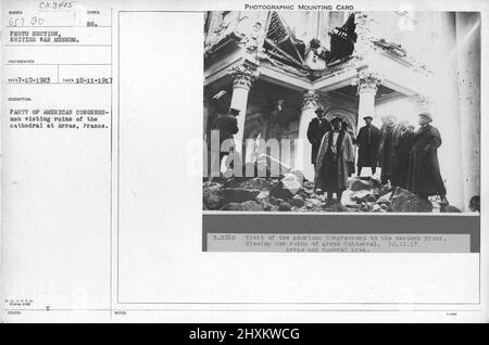 Partito dei membri del Congresso americano in visita alle rovine della cattedrale di Arras, Francia. 11-10-1917. Collezione di fotografie della prima Guerra Mondiale, 1914-1918 che raffigurano le attività militari delle forze armate britanniche e di altre nazioni e del personale durante la prima Guerra Mondiale Foto Stock