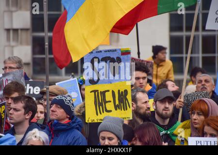 Londra, Regno Unito. 13th marzo 2022. Migliaia di manifestanti si sono riuniti fuori Downing Street a sostegno dell'Ucraina mentre la Russia continua il suo attacco. Credit: Vuk Valcic/Alamy Live News Foto Stock