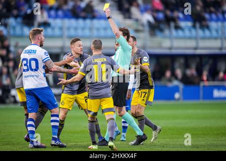 Zwolle - Maikel van der Werff di Pec Zwolle riceve una carta gialla Referee Martin van den Kerkhof durante la partita tra PEC Zwolle e Feyenoord al MAC3PARK Stadion il 13 marzo 2022 a Zwolle, Paesi Bassi. (Da Box a Box Pictures/Yannick Verhoeven) Foto Stock