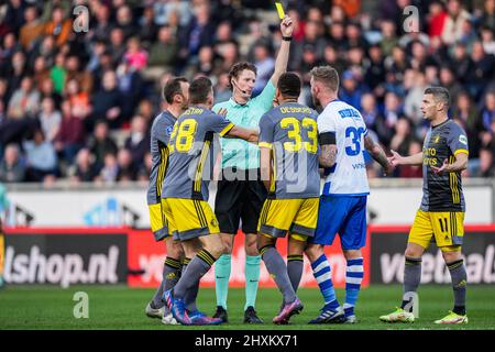 Zwolle - il Referee Martin van den Kerkhof dà a Maikel van der Werff di Pec Zwolle una carta gialla durante la partita tra PEC Zwolle e Feyenoord a MAC3PARK Stadion il 13 marzo 2022 a Zwolle, Paesi Bassi. (Da Box a Box Pictures/Tom Bode) Foto Stock