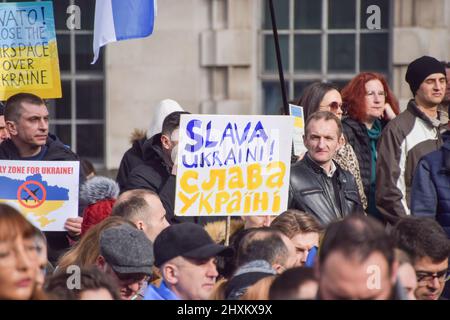 Londra, Regno Unito. 13th marzo 2022. Migliaia di manifestanti si sono riuniti fuori Downing Street a sostegno dell'Ucraina mentre la Russia continua il suo attacco. Credit: Vuk Valcic/Alamy Live News Foto Stock