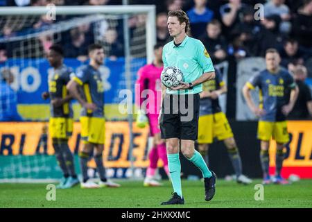 Zwolle - Referee Martin van den Kerkhof durante la partita tra PEC Zwolle e Feyenoord al MAC3PARK Stadion il 13 marzo 2022 a Zwolle, Paesi Bassi. (Da Box a Box Pictures/Tom Bode) Foto Stock