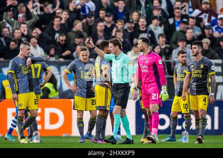 Zwolle - Referee Martin van den Kerkhof durante la partita tra PEC Zwolle e Feyenoord al MAC3PARK Stadion il 13 marzo 2022 a Zwolle, Paesi Bassi. (Da Box a Box Pictures/Tom Bode) Foto Stock